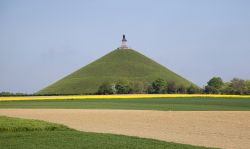 La collina artificiale di Waterloo, detta anche collina del leone, venne fatta erigere dagli inglesi per celebrare la vittoria definitiva su Napoleone, nel 1815. Ci troviamo in Vallonia, la ...