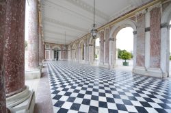 Colonnato all'interno del Grand Trianon di Versailles in Francia - © pedrosala / Shutterstock.com