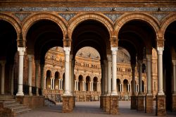 Un elegante colonnato in Plaza de Espana, a Siviglia, all'interno del Parco di Maria Luisa - © Zai Aragon / Shutterstock.com