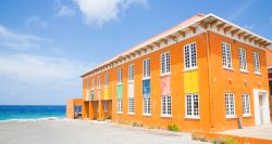 Colorato palazzo sul  lungomare Willemstad - © Gary C. Tognoni / Shutterstock.com