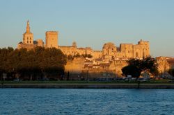 Il complesso gotico del Palazzo Papi ad Avignone, visto al tramonto dal fiume Rodano - Avignon Tourisme, Copyrights Yann de Fareins / Noir d’Ivoire