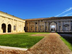 Coorte interna al Palazzo Te Mantova, Lombardia ...