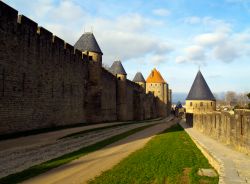 Coorte interna del castello di Carcassonne in Francia - © Patrakov Fedor / Shutterstock.com