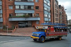 Corriera tradizionale nel centro di Bogotà, Colombia - Uno dei caratteristici autobus variopinti che si incontrano per le vie della capitale: un must da non perdere per chi desidera spostarsi ...