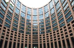 Cortile interno del Parlamento Europeo di Strasburgo, Francia - Un tour alla scoperta di questa bella cittadina dell'Alsazia comprende anche una visita al Parlamento Europeo © Zanna ...
