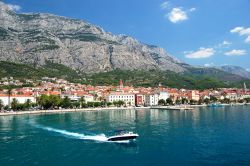 La costa di Makarska: sullo sfondo al porto  si notano i contrafforti del monte Biokovo - © darios / Shutterstock.com