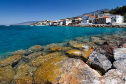 La costa rocciosa nei dintorni di Kalamata, Grecia - La bellezza di spiagge e litorali è l'attrattiva principale di Kalamata ma chi non si accontenta di nuotare nelle acque cristalline ...