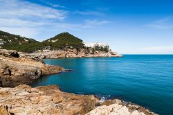 Costa a nord di Palamos: il Cap Sa Sal e la Cala d'Aiguafreda, una delle più belle di Begur. Siamo in Costa Brava - foto © funkyfrogstock / Shutterstock.com