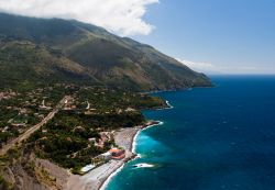 Costa e spiagge di Maratea, versante tirrenico della Basilicata - I suoi panoramici paesaggi costieri e montani ne fanno una delle principali mete turistiche della regione © simocre / Shutterstock.com ...