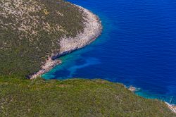 Foto aerea della costa rocciosa dell'isola di Losinj, Croazia - Gli splendidi litorali di questo lembo di terra nel Golfo del Quarnero sono fra i più frequentati della Dalmazia. Rocce ...