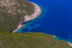 Foto aerea della costa rocciosa dell'isola di Losinj, Croazia - Gli splendidi litorali di questo lembo di terra nel Golfo del Quarnero sono fra i più frequentati della Dalmazia. Rocce ...