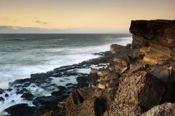 Costa rocciosa vicino a Azenhas do Mar in Portogallo, ...