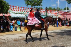 Costumi andalusi tipici: durante la Feria de Abril di Siviglia le persone - i particolare le donne - sono solite indossare abiti della tradizione andalusa, come quelli del flamenco.