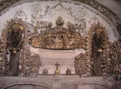 La Cripta dei Cappuccini sotto la chiesa barocca di Santa Maria della Concezione a Roma  - © Dnalor 01 / Wikipedia