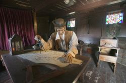 Cristoforo Colombo al lavoro nel suo studio, rappresentato al museo "Muelle de las Carabelas" a Palos de la Frontera in Spagna  - © spirit of america / Shutterstock.com 