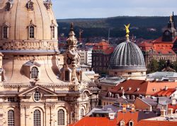 Cupola della Frauenkirche e panorama del centro di Dresda. La capitale della Sassonia fu gravemente danneggiata dai bombardamenti a tappetto degli alleati, ciononostante il suo cuore storico ...