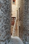 Viuzze di Tourrettes sur Loup, Costa Azzurra - Uno dei suggestivi vicoli acciottolati del centro storico di questo paesino francese che conta poco meno di 4 mila abitanti © Laborant / Shutterstock.com ...