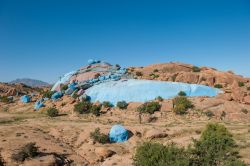 Deserto Colorato a Tafrout (Marocco) tra le montagne dell' Anti Atlante. Si tratta del lavoro di un artista Belga, che le dipinse nel 1984 - © javarman / Shutterstock.com