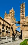 Un dettaglio della Cattedrale di Palermo, dedicata  alla Santa Vergine Maria Assunta, con gli archi in stile gotico-catalano che danno su via Bonello e il campanile - © IFelix / Shutterstock.com ...