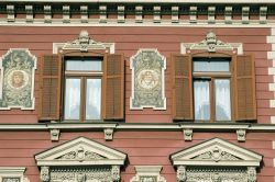 Dettaglio di un palazzo di Maribor, Slovenia - Lo stile architettonico che caratterizza la città di Maribor è quello che ricorda l'Austria degli Asburgo. Lo sviluppo economico ...