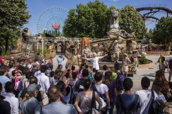 Spettacolo di inaugurazione dell'attrazione Dinoland nel 2014 a Mirabilandia, Emilia Romagna, Italia.

