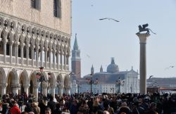 Domenica di Carnevale in piazza a Venezia