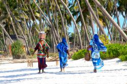 Donne africane in spiaggia a Zanzibar Tanzania - © Dimitry Sukhov / Shutterstock.com