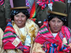 Donne della Bolivia con cappello -  Foto di Giulio Badini i Viaggi di Maurizio Levi 