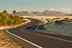 Dune di sabbia nei pressi di Corralejo a Fuerteventura (Canarie). La città di Corralejo si trova nella porzione nord dell'isola di Fuerteventura, ed è famosa per il suo aspetto ...