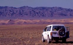 Dune in Mongolia avvicinamento con fuoristrada - Foto di Giulio Badini / I Viaggi di Maurizio Levi