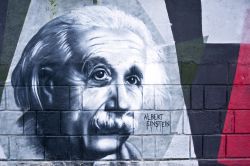 Nel Parco Angiolina, tra i più belli di Opatija e di tutta la Croazia, c'è un monumento dedicato a Albert Einstein, ospite illustre della città - © Bokicbo ...