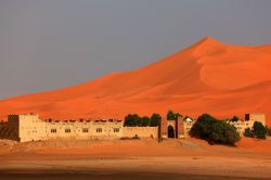 Hotel Yasmina a fianco dell'Erg Chebbi, le grandi dune di sabbia del Marocco a Merzouga - © Marcel Baumgartner / Shutterstock.com