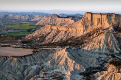 Paesaggio surreale nei dintorni di Pamplona, Spagna, dove le rocce erose dagli agenti atmosferici e dall'usura dei secoli hanno dato vita a una sorta di canyon, ancora più suggestivo ...