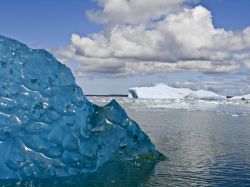 Escursione al San Rafael da Puerto Chacabuco in Cile: un iceberg di ghiaccio scolpito dal vento e dalla pioggia troneggia all'interno della laguna - © ribeiroantonio / Shutterstock.com ...