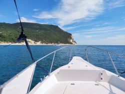 Escursione con nave al largo del promontorio del Conero nelle Marche