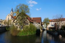 Esslingen am Neckar sorge nel sud-ovest della Germania, nel land del Baden-Württemberg, lungo il corso del fiume Neckar. Situata circa 15 km a est di Stoccarda, Esslingen è una bella ...