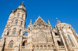 La facciata della Cattedrale di Santa Elisabetta a Kosice, Slovacchia. E' ricordata come la cattedrale gotica più ad oriente in Europa - © Mariia Golovianko / Shutterstock.com ...