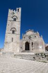 Chiesa Matrice (o Duomo dell'Assunta) di Erice, Trapani, Sicilia: la facciata in stile gotico trecentesco e il campanile. Fu proprio il campanile ad essere eretto per primo, nel XIV secolo, ...