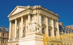 Facciata della Reggia di Versailles in Francia - © Arsgera / Shutterstock.com