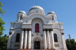 La facciata della Cattedrale dedicata all'Arcangelo Michele a Kaunas (Lituania) - © fotique / iStockphoto LP.