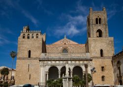 Facciata del Duomo di Monreale (Sicilia). Notare la torre campanaria di sinistra, rimasta incompiuta - © Circumnavigation/ Shutterstock.com