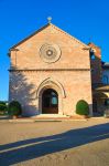 La facciata della Madonna delle Rose con il suo bel rosone che impreziosisce la linea sobria ed essenziale di questo edificio religioso di Assisi - © Mi.Ti. / Shutterstock.com