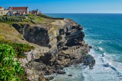 Una falesia sulla costa vicino a Azenhas do Mar, ...