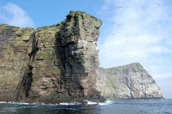 Falesia a Bressay island, l'isola ad est di Lerwick, che fa parte del gruppo delle Shetland, in Scozia - © WronaART / Shutterstock.com
