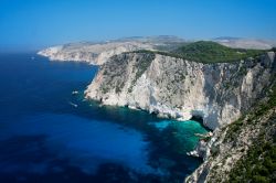 Falesie a picco sul mare cristallino di Zante ...