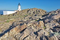 Faro di Cap de Creus, il promontorio a nord di Cadaques, il villaggio costiero della Catalogna in Spagna - © dnaveh / Shutterstock.com