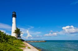 Faro di Cape Florida, Miami: il faro fu costruito inizialmente nel 1825 e successivamente ricostruito nel 1846 per segnalare la costa alle navi dell'Atlantico, è attualmente la più ...