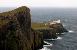 Il faro di Neist Point Lighthouse sorge sull'Isola di Skye in Scozia e si trova sul suo promontorio più occidentale  - © Palis Michalis / Shutterstock.com