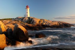Un faro sulle scogliere di Peggy's Cove (Nuova Scozia, Canada) lungo la Lighthouse Route, la "Strada dei Fari" che da Yarmouth ad Halifax accompagna i turisti a conoscere una ventina ...