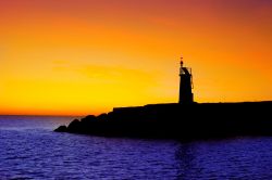 Faro di segnalazione a Denia in Costa Blanca (Spagna), fotografato all'alba - © holbox / Shutterstock.com